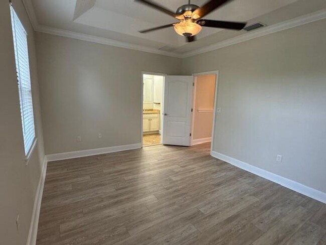 Building Photo - Newly renovated 4 Bedroom 3 1/2 Bathroom T...