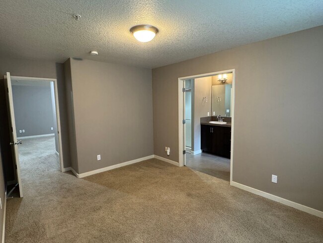 Building Photo - Beautiful 2br/2.5ba Townhome in Arbor Parc...