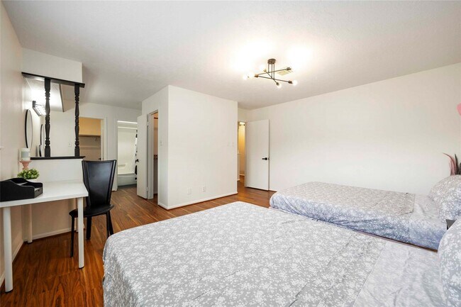 Building Photo - 5511 Green Timbers Dr