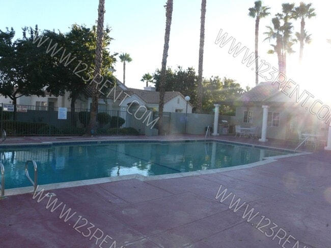 Building Photo - 2BD/ 3BTH TOWNHOUSE EAST PALMDALE