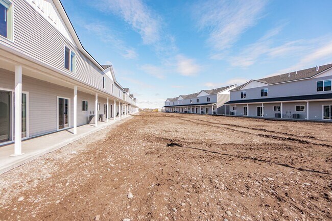 Building Photo - Modern 3 Bed 2.5 Bath Townhome located in Sugar City!