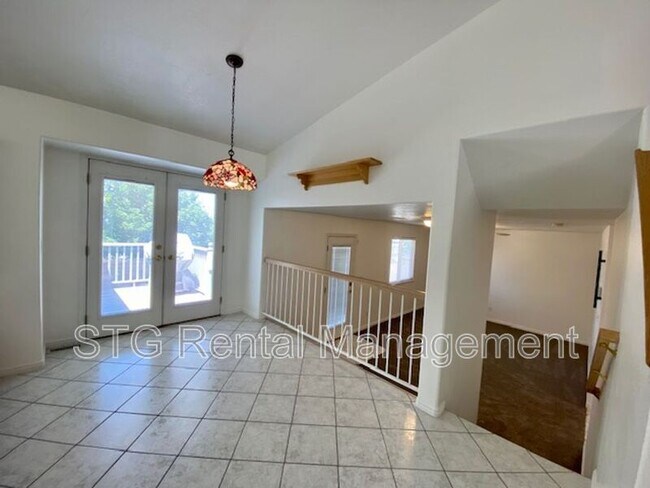 Building Photo - 2215 Chandler Dr