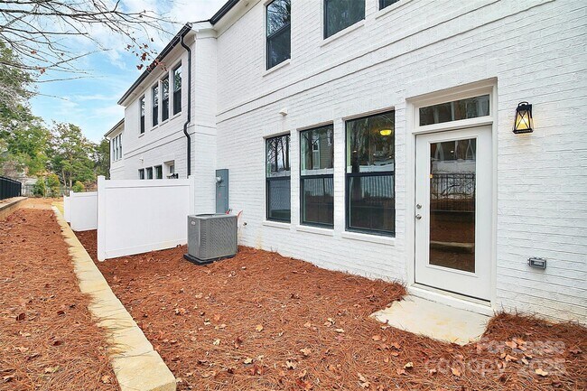 Building Photo - 6029 Mariemont Cir