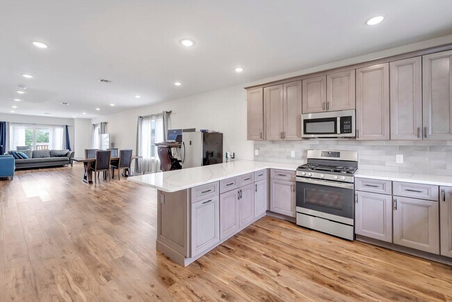 Building Photo - 285 JULIANNE Ter