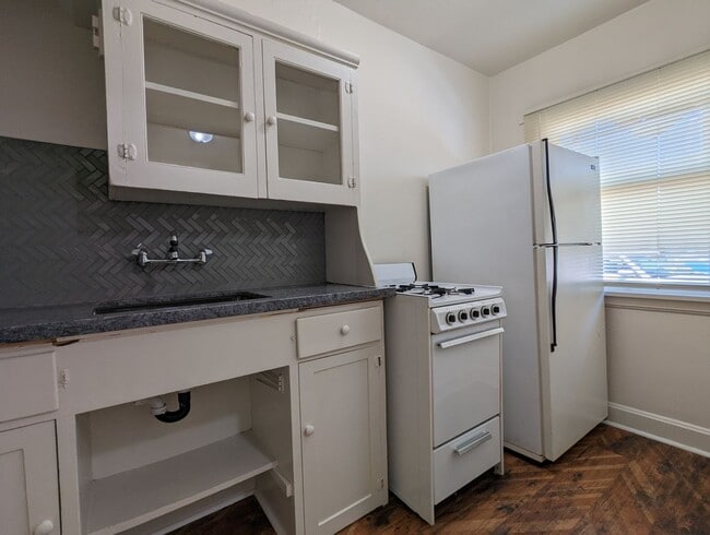 Building Photo - Great 1 bed/1 bath apartment with solid surface flooring!