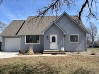 Building Photo - GREAT FAMILY HOME! FULLY FENCED YARD!