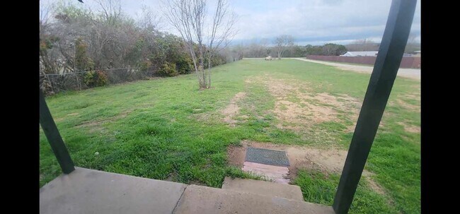 Building Photo - Granbury TX ; 2 bed 1 bath duplex! Water provided