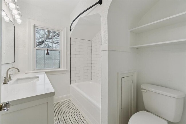 Building Photo - 1905 N Brauer Ave