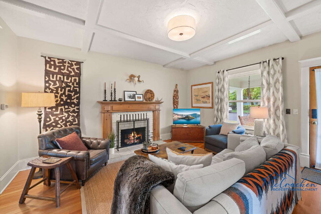 Building Photo - Charming 2-Bedroom Cottage with Modern Com...