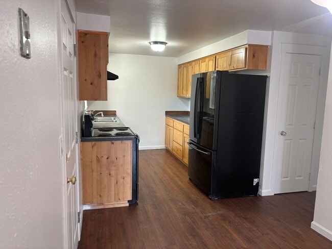 Building Photo - Three-Bedroom home with large backyard