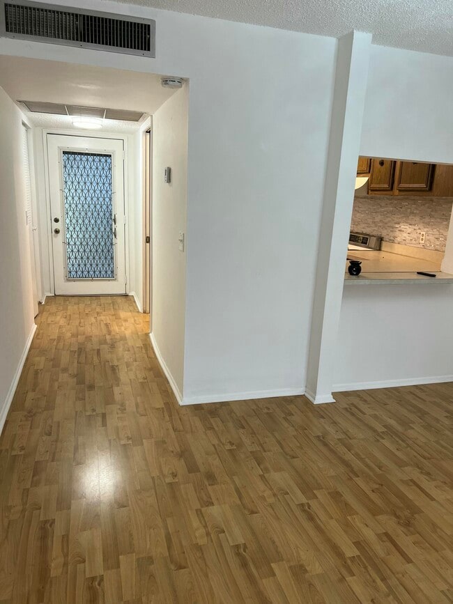 Building Photo - 9470 Live Oak Pl