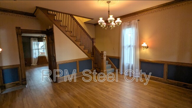 Building Photo - 512-512 1/2 W 10th St