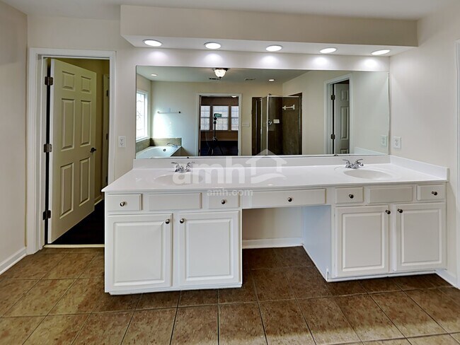 Building Photo - 407 Pinoak Dr