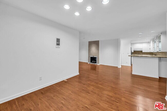 Building Photo - 723 Palisades Beach Rd