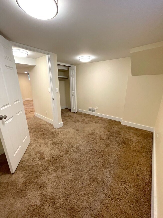 Building Photo - 903 Dewey Ave