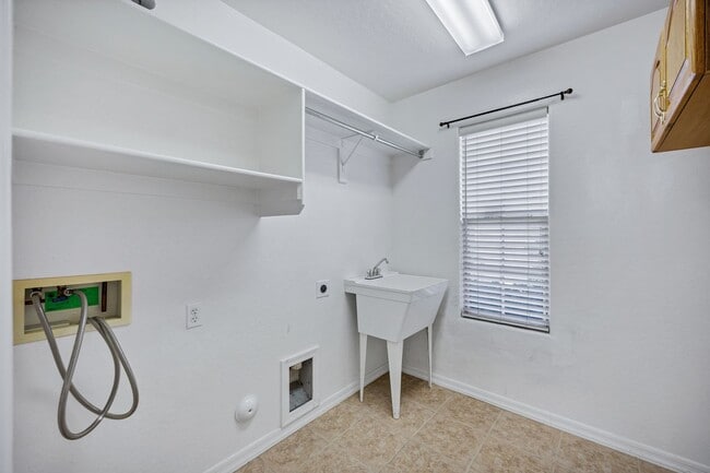 Building Photo - SFH 3-2