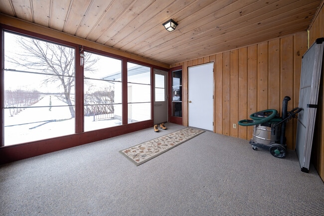 Building Photo - 22925 Oakdale Dr