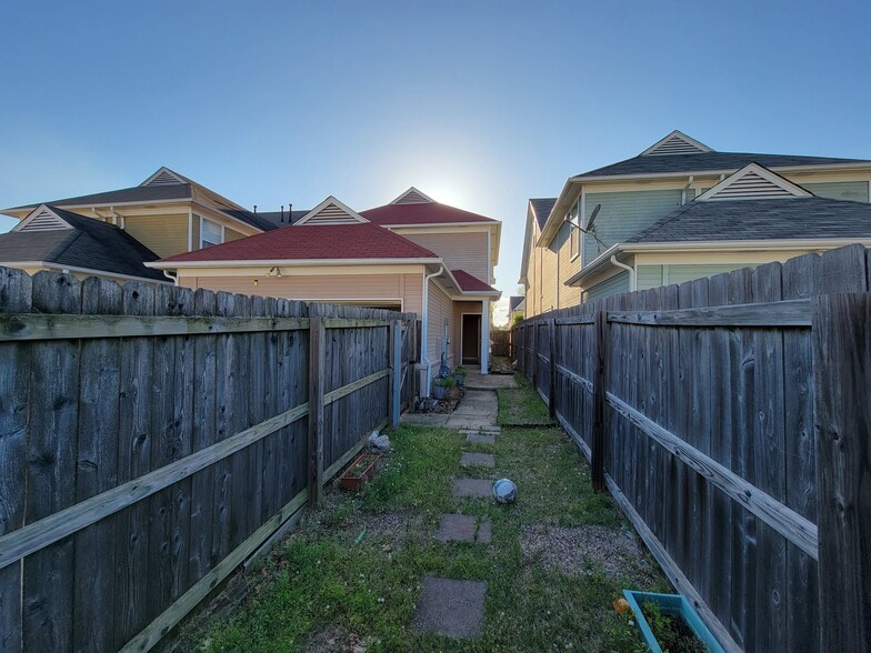 Building Photo - 1404 Island Pl E