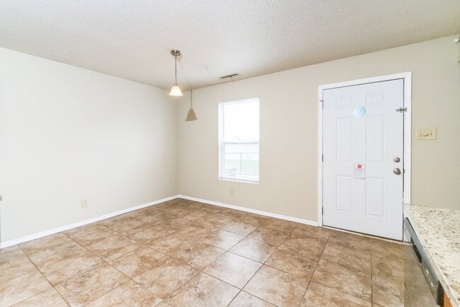 Building Photo - 2832 Ludwig Dr