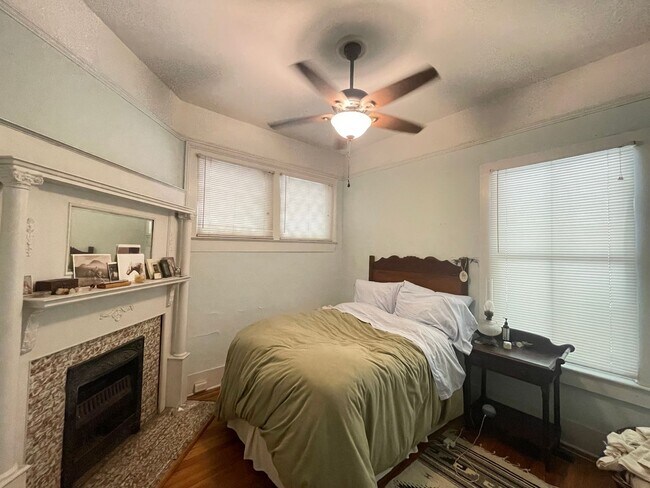 Building Photo - Charming 2BR Duplex in Boulevard – Walk to...