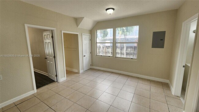 Building Photo - 829 SW 3rd St