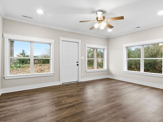 Building Photo - Enjoy privacy and seclusion while still being in Athens City!