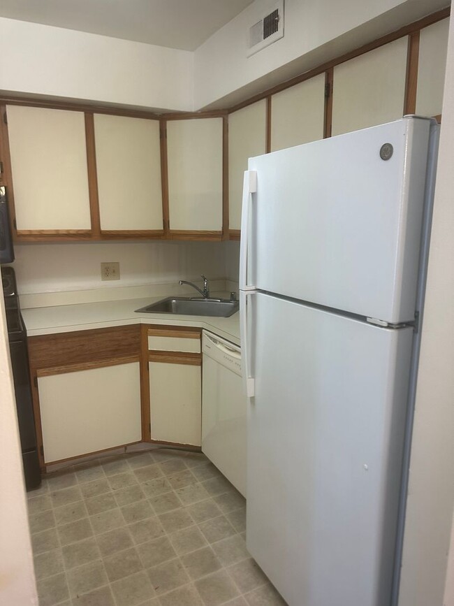 Building Photo - 2 bedroom, 2.5 bath corner condominium, Ne...