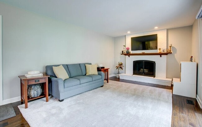 Building Photo - 1344 Fir Ct