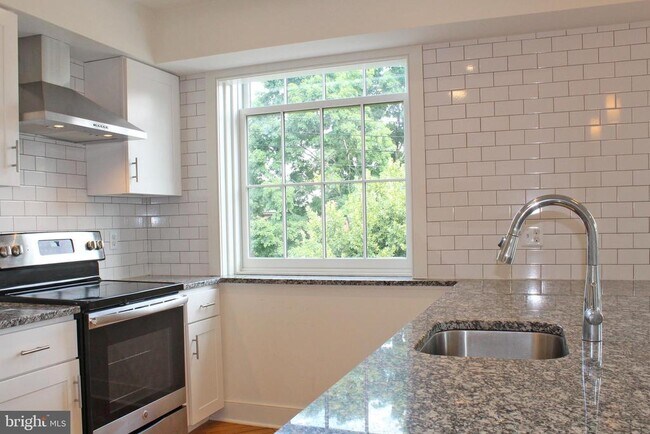 Building Photo - 71 N Main St