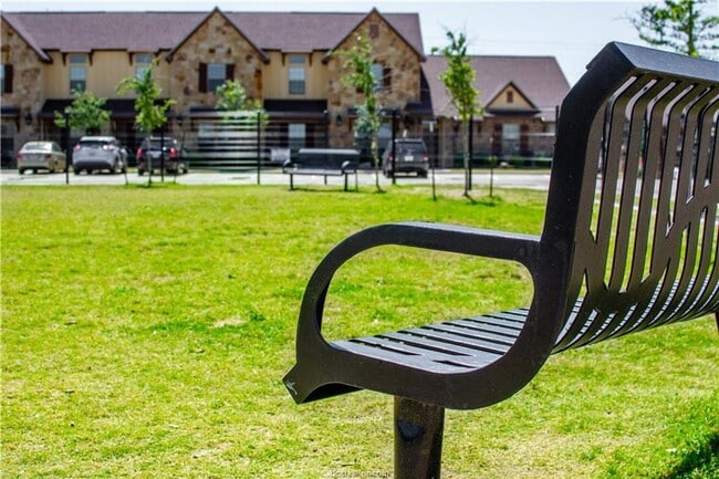 Building Photo - 4 Bed, 4 Bath Brand New Barracks Unit for ...