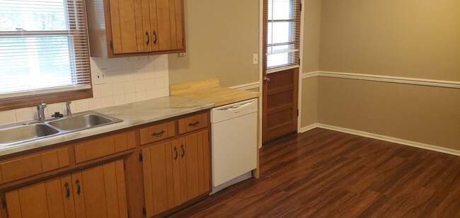 Building Photo - 3 bd, 1 ba house, N Columbia, new paint, f...