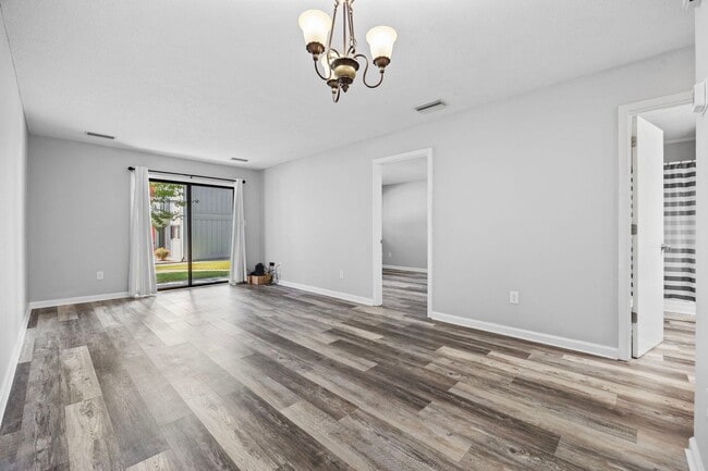 Building Photo - Charming 2-Bedroom Condo Near the Beach