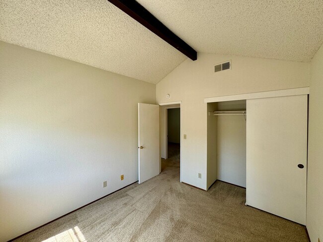 Building Photo - Spacious Home Located in the Desired Diabl...