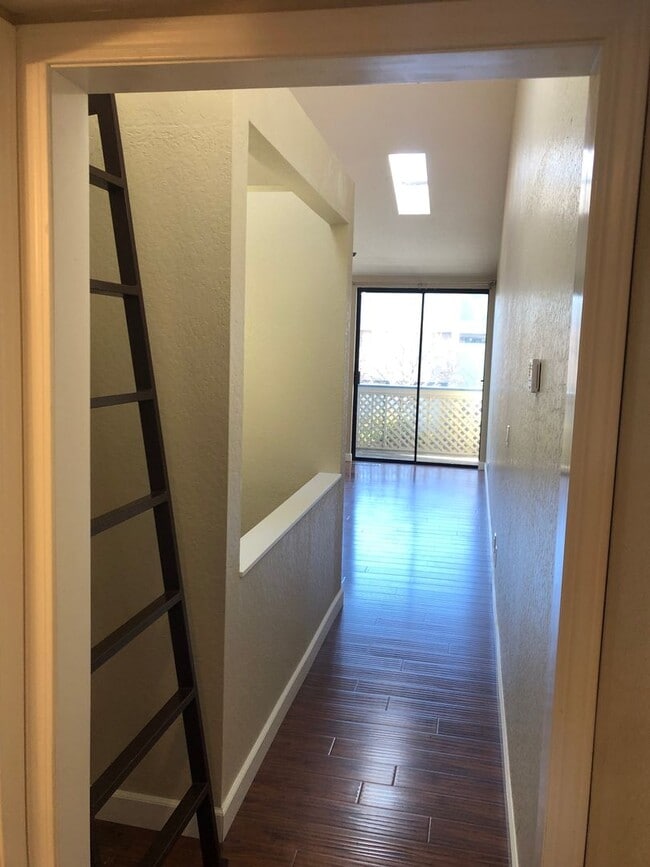 Building Photo - 2Br/2Ba - 1 Car Garage Townhouse in the He...