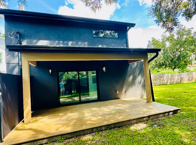 Building Photo - 2212 Henderson Dr