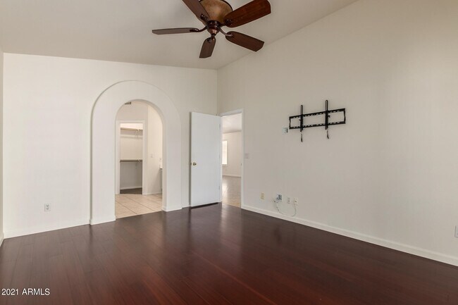 Building Photo - 4634 E Grovers Ave
