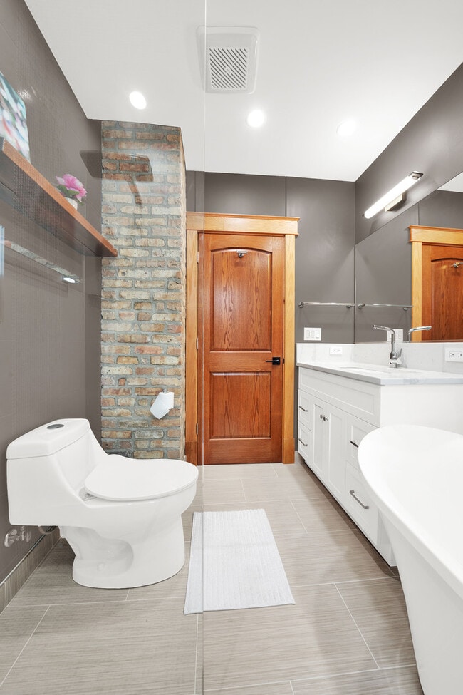 Building Photo - 1226 S 60th Ct