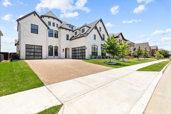 Building Photo - Luxurious in Little Elm