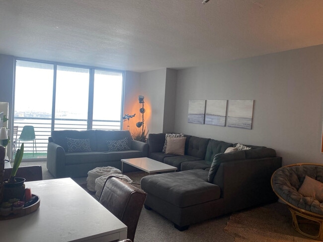 Building Photo - 325 S Biscayne Blvd