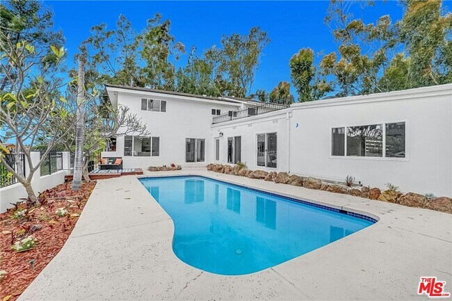 Building Photo - 222 El Cielo Ln