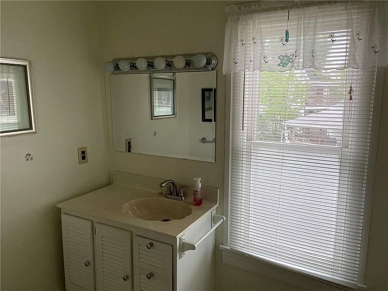 Building Photo - 156 Leach Ave