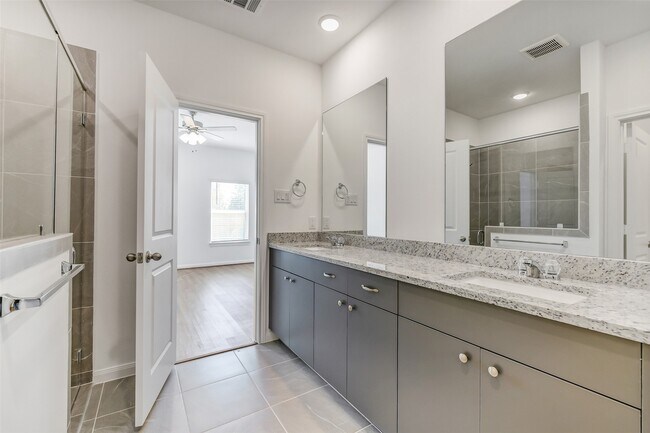 Building Photo - 13610 Pine Dr