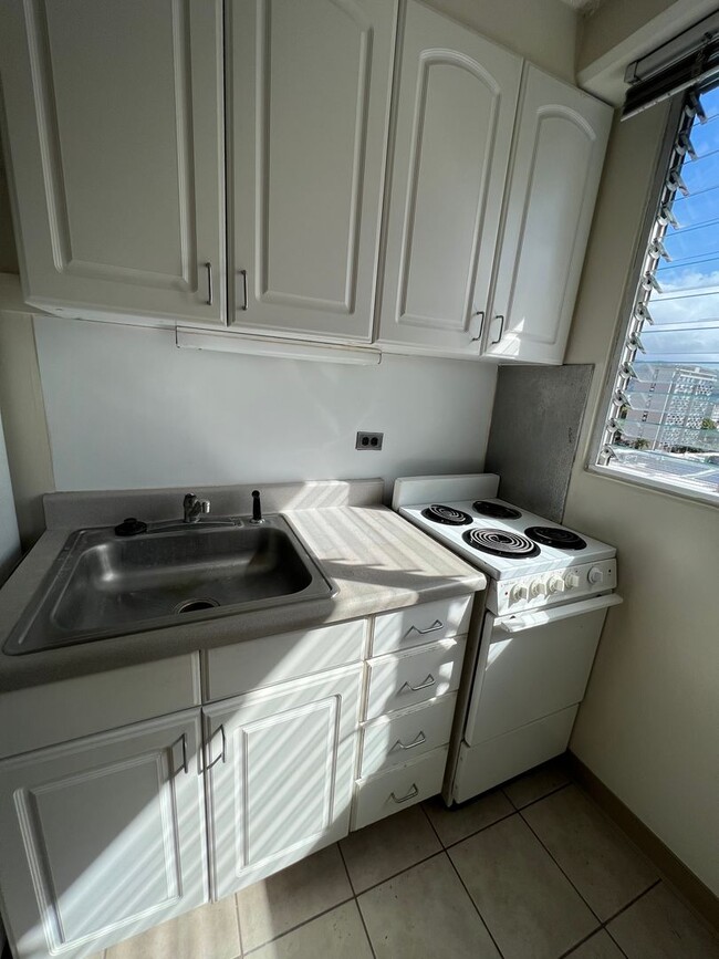 Building Photo - Renovated studio @ Pacific Grand $1400.00