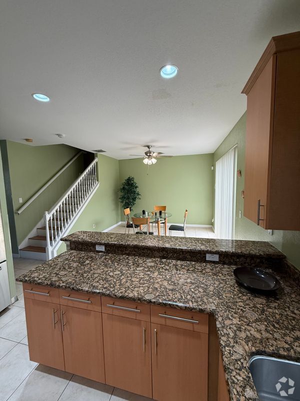 Building Photo - 1319 Clove Dr