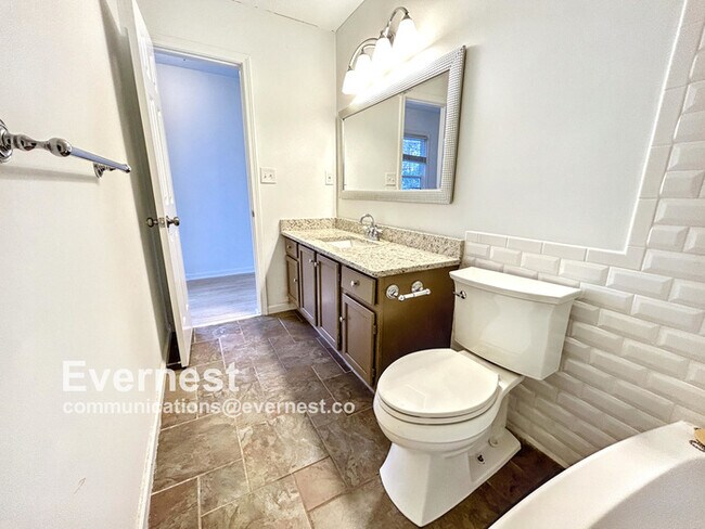 Building Photo - Beautiful 4-Bedroom Home with Modern Comforts / Pet-Friendly / Vouchers Accepted / Available Now!