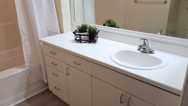 Building Photo - City View Wood Floor Updated Kitchen  2/2 condo at Park North Downtown Orlando