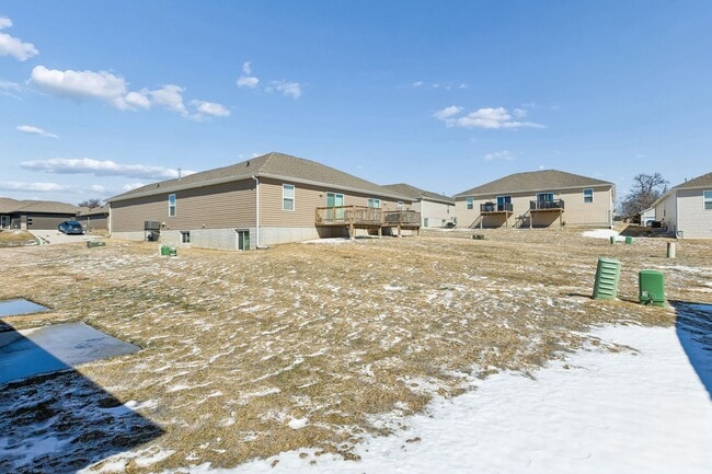 Building Photo - 4-Bedroom Townhome Near Village Pointe!!