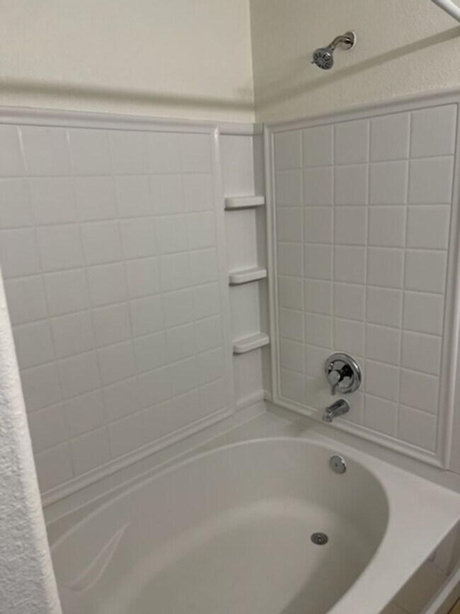 Building Photo - 3 bedroom 2.5 bathroom Townhome