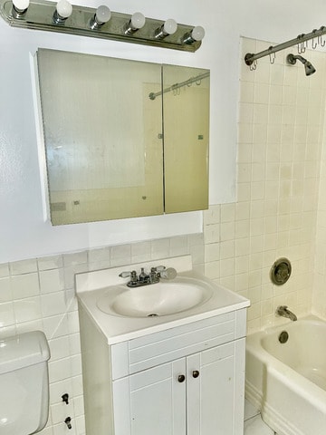 Building Photo - 6301 N Sheridan Rd