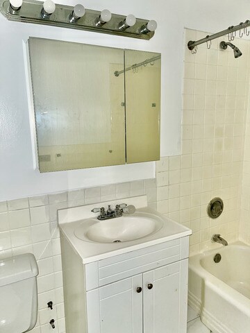 Building Photo - 6301 N Sheridan Rd